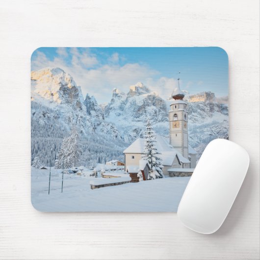 Kerk bedekt met sneeuw met bergachtige achtergrond muismat (Met muis)