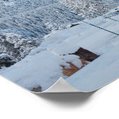 Kerk bedekt met sneeuw met bergachtige achtergrond poster (Hoek)