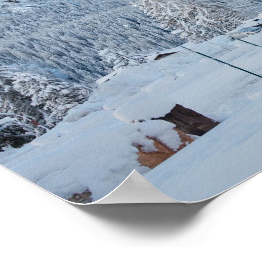 Kerk bedekt met sneeuw met bergachtige achtergrond poster (Hoek)