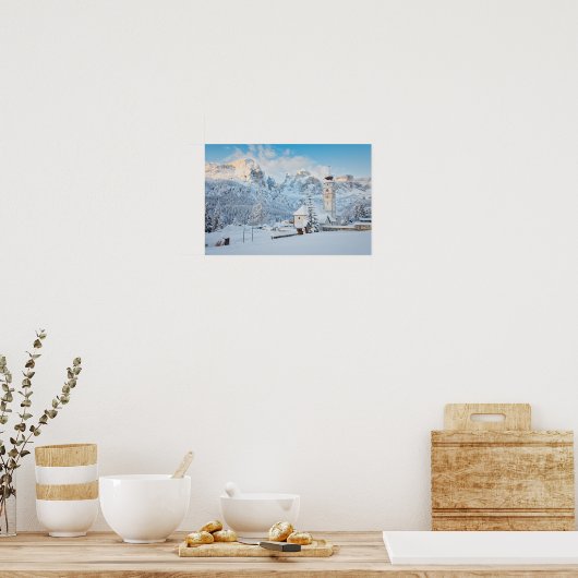 Kerk bedekt met sneeuw met bergachtige achtergrond poster (Keuken)