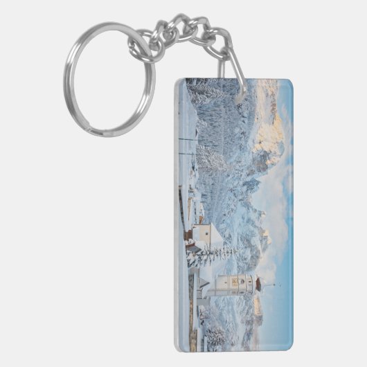 Kerk bedekt met sneeuw met bergachtige achtergrond sleutelhanger (Voorkant Links)