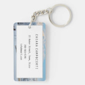 Kerk bedekt met sneeuw met bergachtige achtergrond sleutelhanger (achterkant)