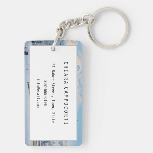 Kerk bedekt met sneeuw met bergachtige achtergrond sleutelhanger (achterkant)