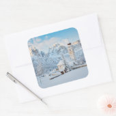 Kerk bedekt met sneeuw met bergachtige achtergrond vierkante sticker (Envelop)