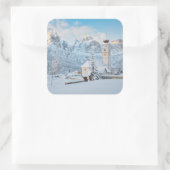 Kerk bedekt met sneeuw met bergachtige achtergrond vierkante sticker (Tas)