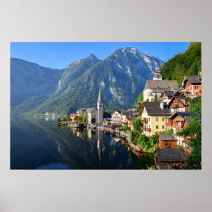 Kerk en dorp Hallstatt, Oostenrijk met Alpen Poster