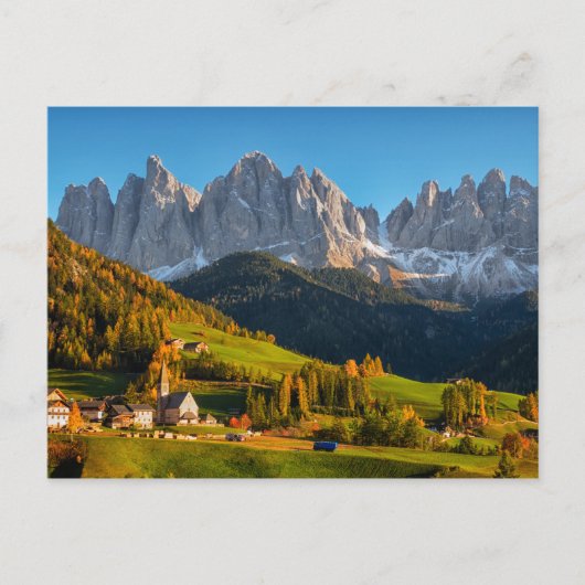 Kerk en dorp met bergen landschap postca briefkaart (Voorkant)