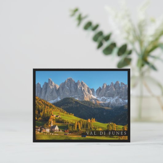 Kerk en dorp met berglandschap briefkaart (Staand voorkant)