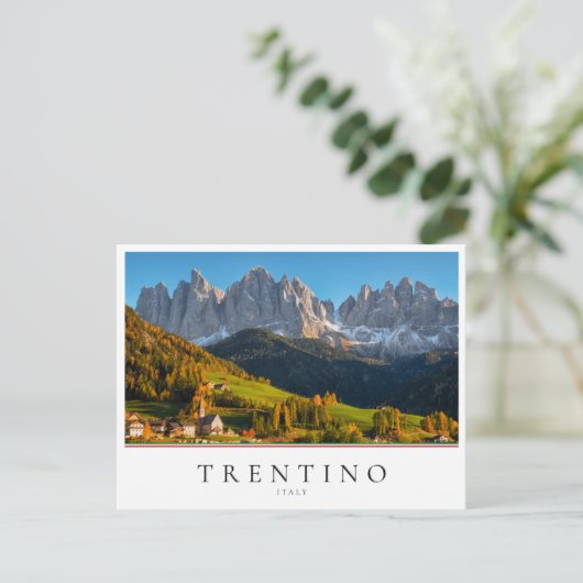 Kerk en dorp met berglandschap briefkaart (Staand voorkant)