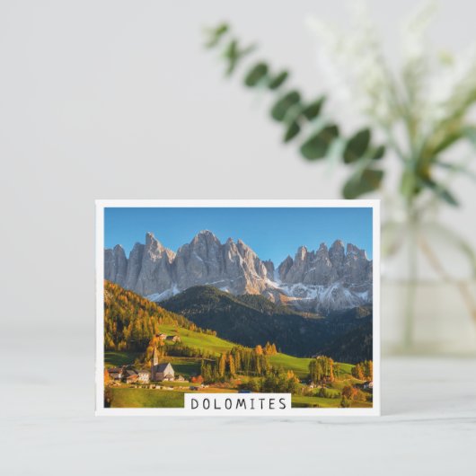 Kerk en dorp met berglandschap briefkaart (Staand voorkant)