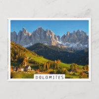 Kerk en dorp met berglandschap