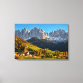 Kerk en dorp met berglandschap canvas afdruk (Voorkant)