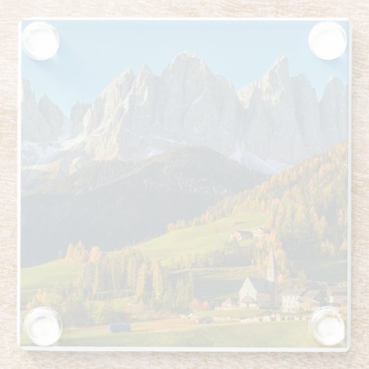 Kerk en dorp met berglandschap glazen onderzetter (Achterkant)