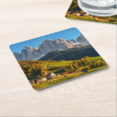 Kerk en dorp met berglandschap kartonnen onderzetters (Schuin)