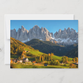 Kerk en dorp met berglandschap magnetische uitnodiging