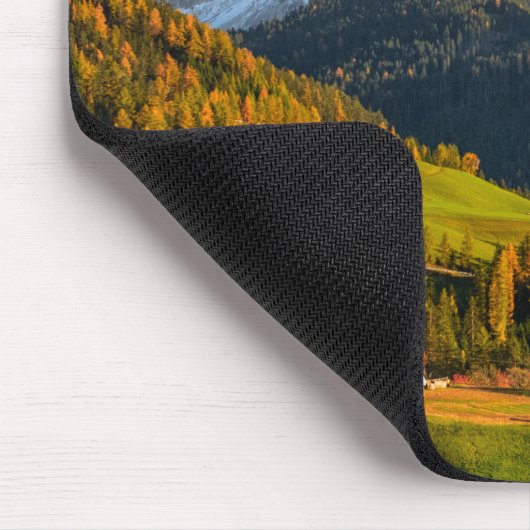 Kerk en dorp met berglandschap muismat (Hoek)