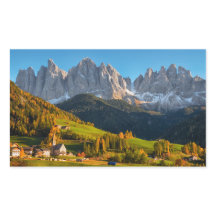 Kerk en dorp met berglandschap