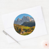 Kerk en dorp met berglandschap ronde sticker (Envelop)