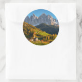 Kerk en dorp met berglandschap ronde sticker (Tas)