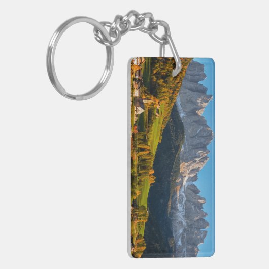 Kerk en dorp met berglandschap sleutelhanger (Voorkant Links)