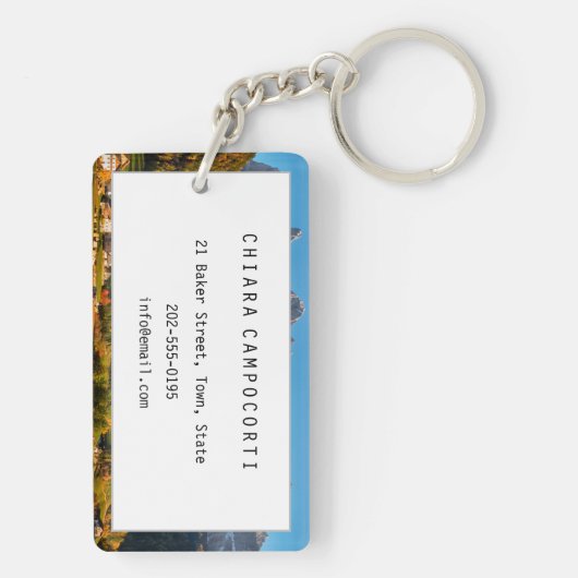 Kerk en dorp met berglandschap sleutelhanger (achterkant)