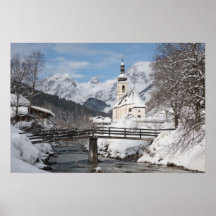 Kerk in de sneeuw met Beierse Alpen in de winter Poster