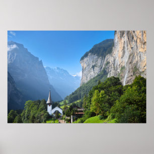 Kerk in de vallei van Lauterbrunnen, Zwitserland Poster