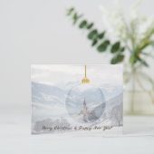 Kerk in de winter in een glazen kerstkaart feestdagenkaart (Staand voorkant)