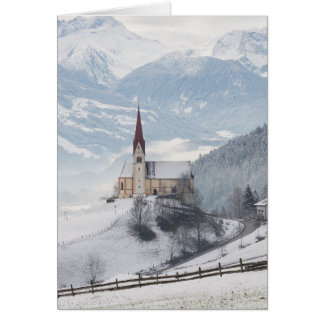 Kerk in een alpenwinterlandschap