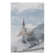 Kerk in een alpenwinterlandschap