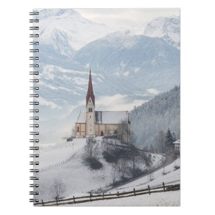 Kerk in een alpenwinterlandschap notitieboek