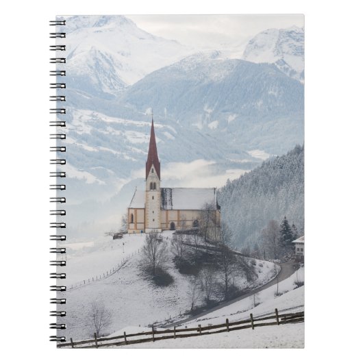 Kerk in een alpenwinterlandschap notitieboek (Voorkant)
