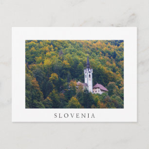 Kerk in een herfst bos in Slovenië Briefkaart