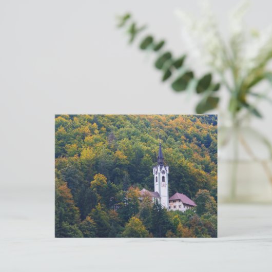 Kerk in een herfst bos in Slovenië Briefkaart (Staand voorkant)