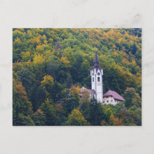 Kerk in een herfst bos in Slovenië Briefkaart