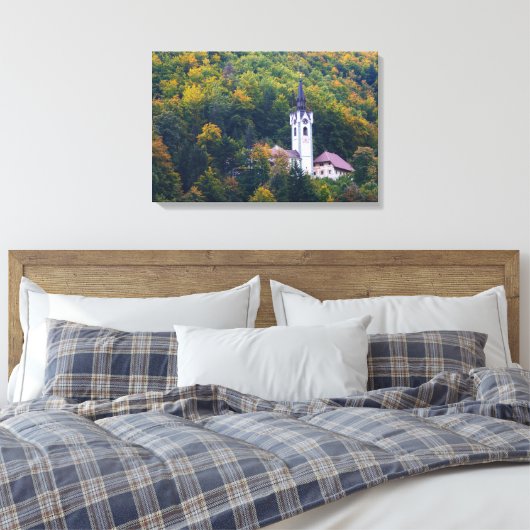 Kerk in een herfst bos in Slovenië Canvas Afdruk (Insitu (Slaapkamer))