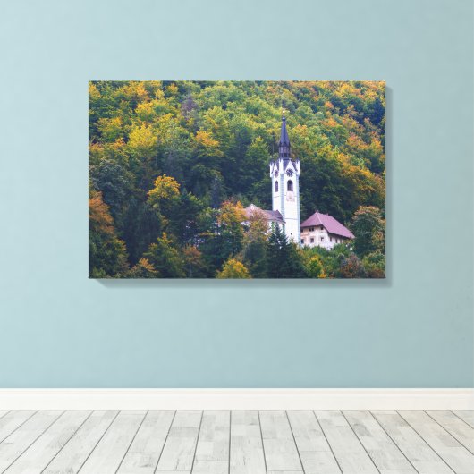 Kerk in een herfst bos in Slovenië Canvas Afdruk (Insitu (Houten vloer))