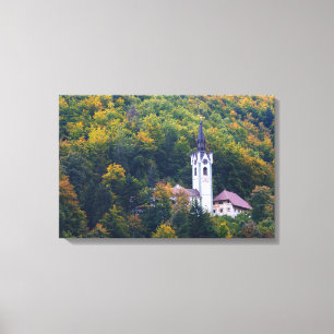 Kerk in een herfst bos in Slovenië Canvas Afdruk