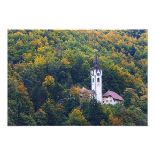 Kerk in een herfst bos in Slovenië Foto Afdruk