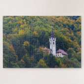Kerk in een herfst bos in Slovenië Legpuzzel (Horizontaal)