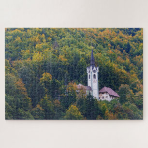 Kerk in een herfst bos in Slovenië Legpuzzel