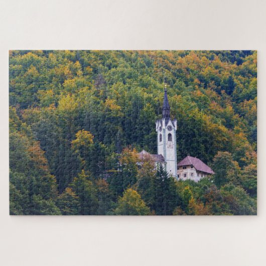 Kerk in een herfst bos in Slovenië Legpuzzel (Horizontaal)