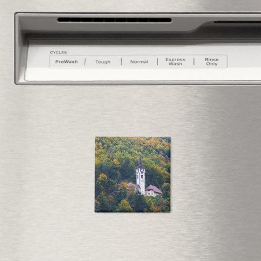 Kerk in een herfst bos in Slovenië Magneet (Insitu (Vaatwasser))