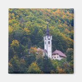 Kerk in een herfst bos in Slovenië Magneet (Voorkant)