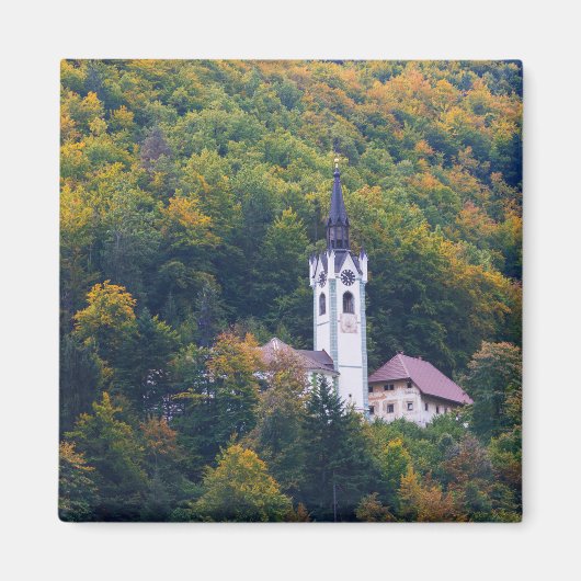 Kerk in een herfst bos in Slovenië Magneet (Voorkant)