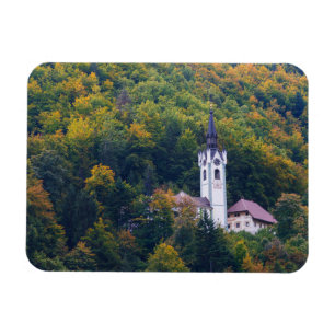 Kerk in een herfst bos in Slovenië Magneet