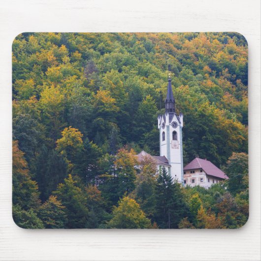 Kerk in een herfst bos in Slovenië Muismat (Voorkant)