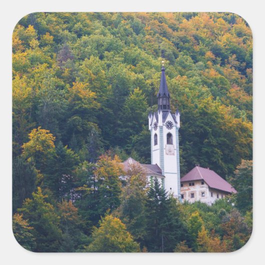 Kerk in een herfst bos in Slovenië Vierkante Sticker (Voorkant)