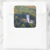 Kerk in een herfst bos in Slovenië Vierkante Sticker (Tas)