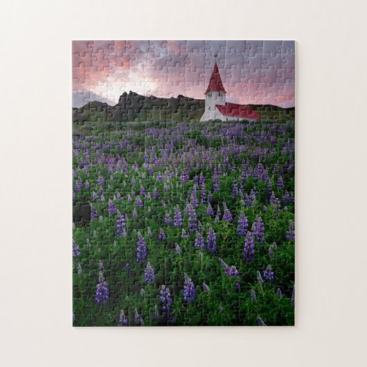 Kerk in het veld Lupine Wildflower in IJsland Legpuzzel (Verticaal)